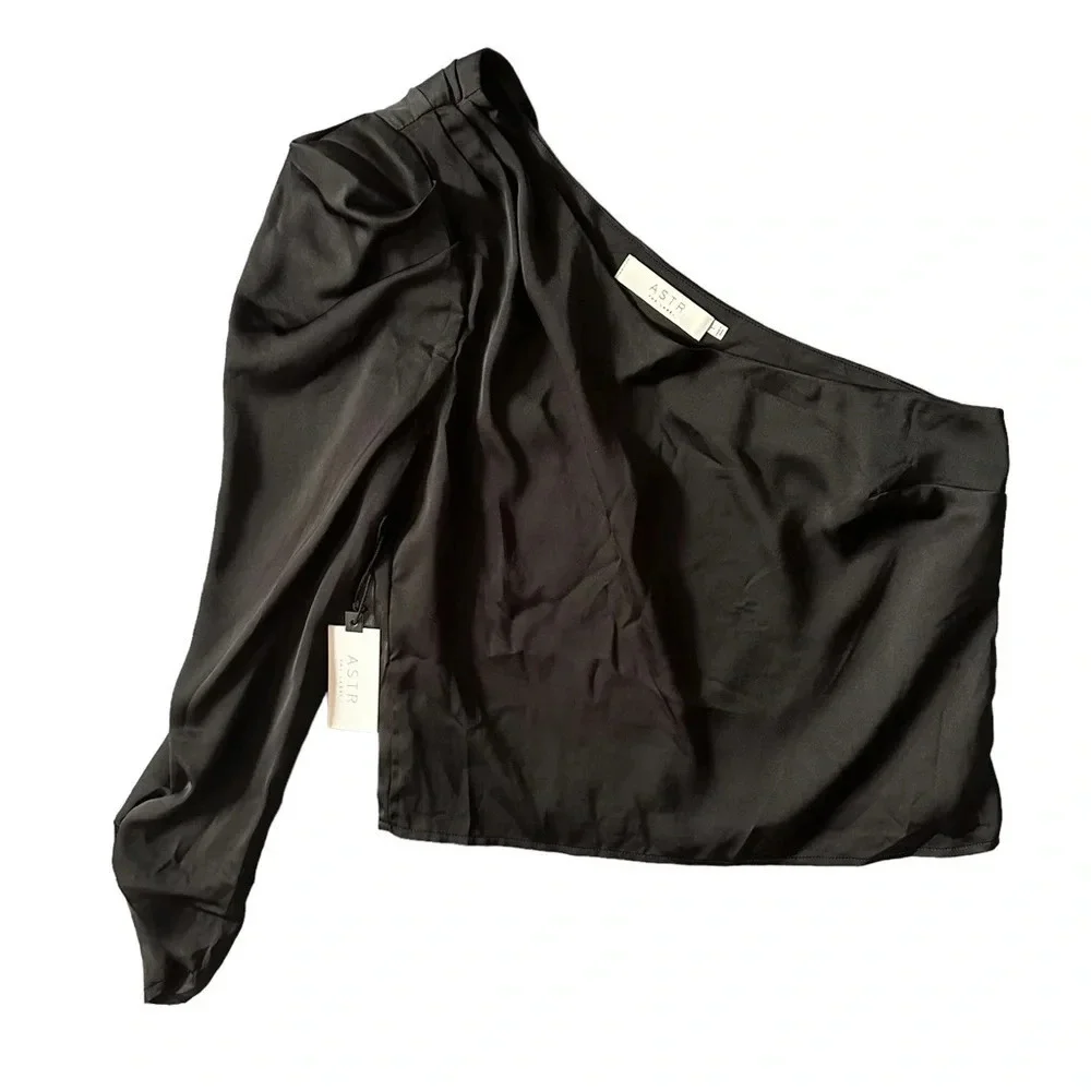 NWT ASTR ASYMMETRICAL PUFF SLEEVE TOP - BALCK Sz: L